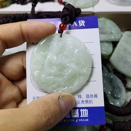 翡翠未镶嵌颈饰挂件