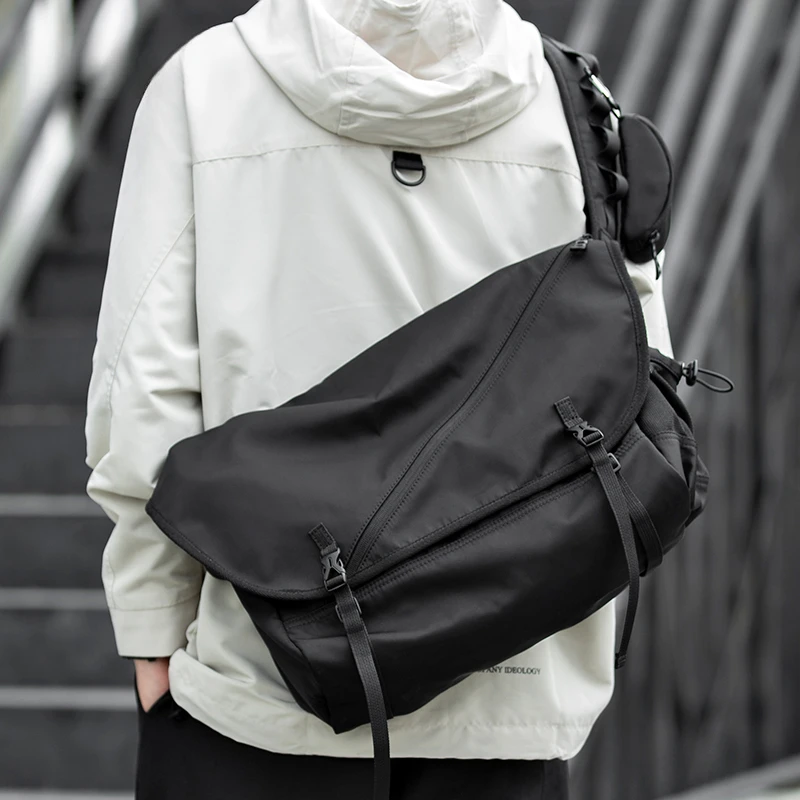日系潮流斜挎包男多功能工装机能单肩包斜揹包运动学生邮差包男包
