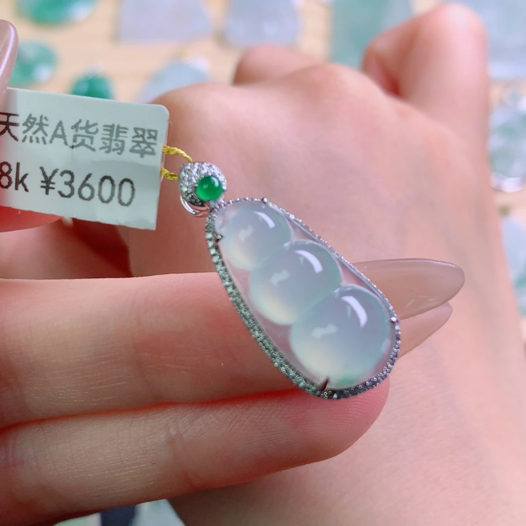 翡翠18K金镶嵌颈饰吊坠