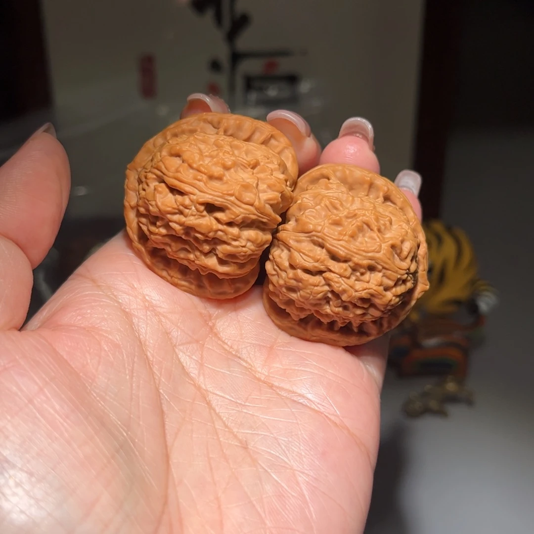 水***朝文玩核桃把件三角白