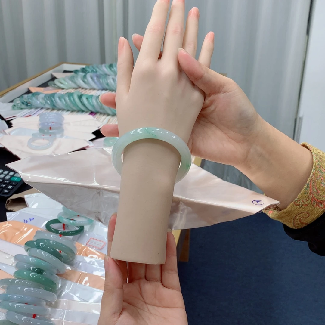 翡翠未镶嵌手镯48小时