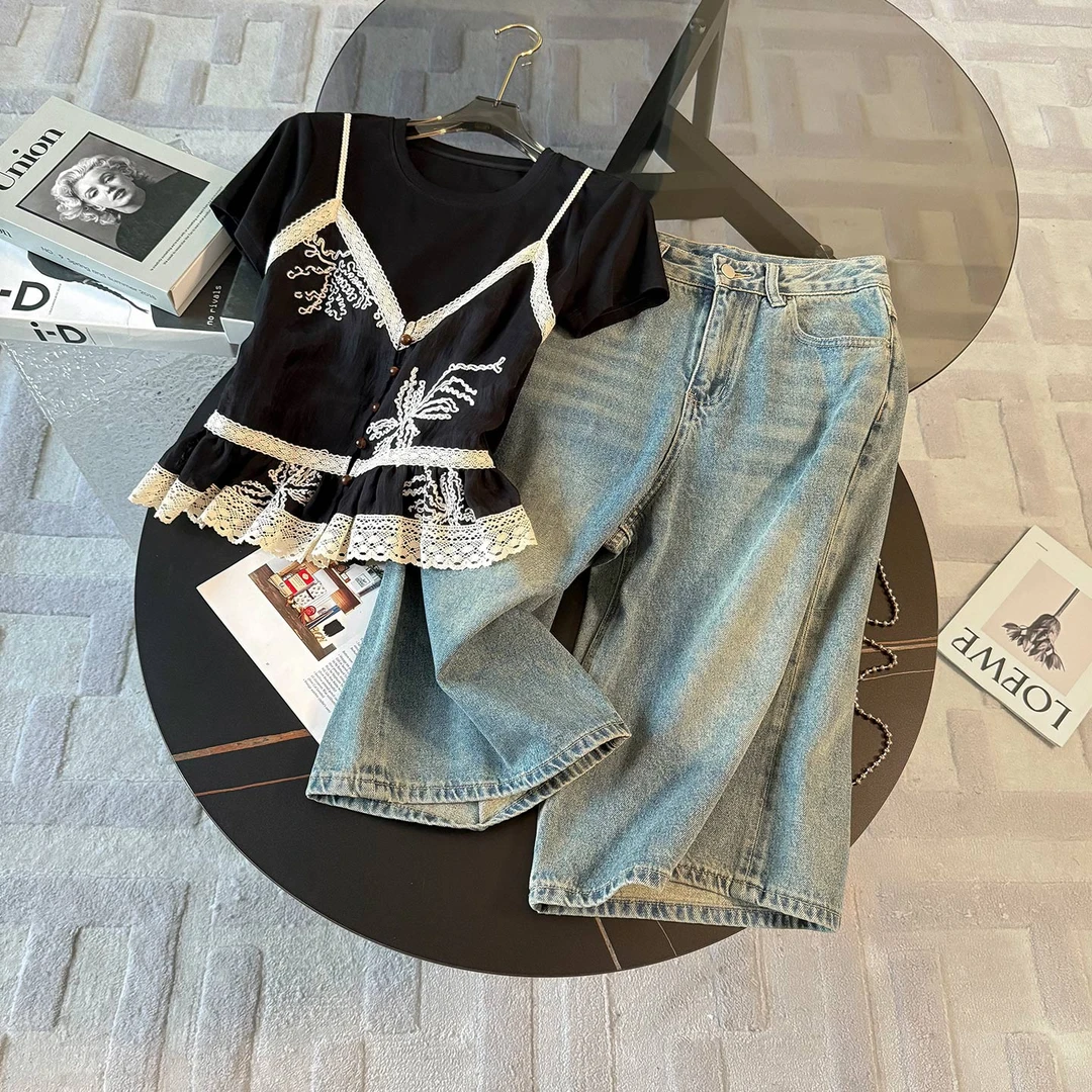 盐系时尚休闲套装女夏圆领刺绣蕾丝拼接假两件上衣牛仔中裤两件套