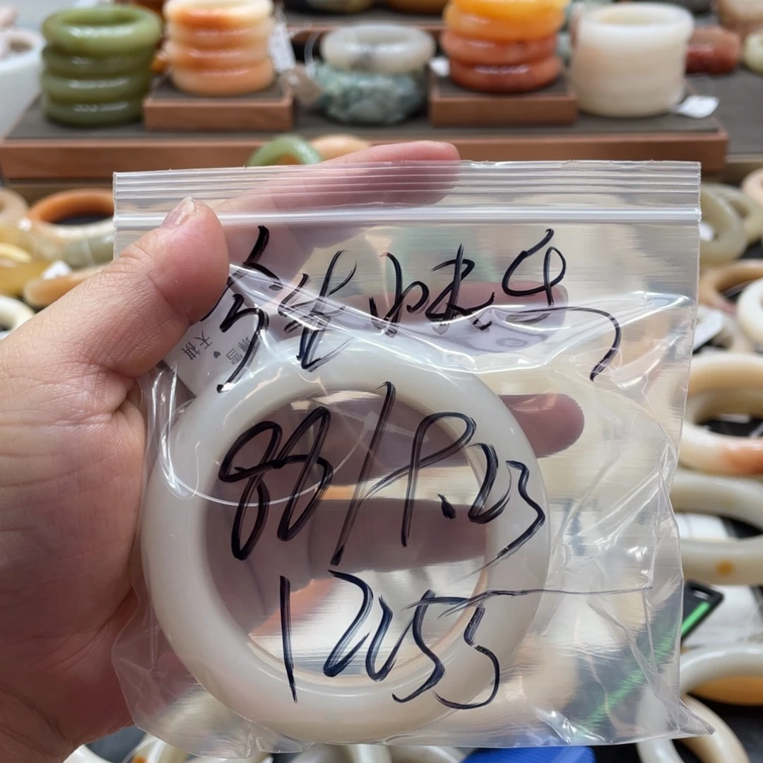 今***乐未镶嵌手镯石英质玉