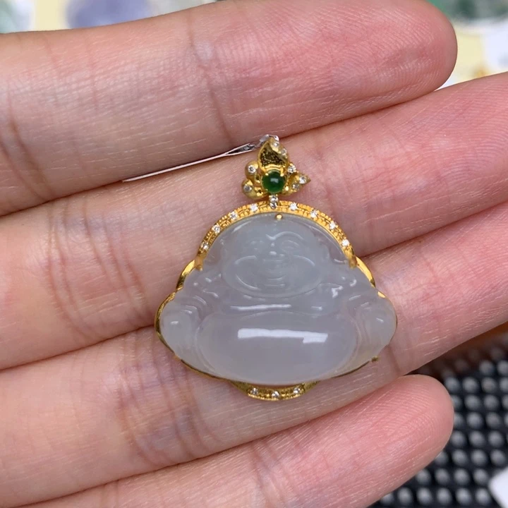 颈饰18K金镶嵌翡翠悲**渡