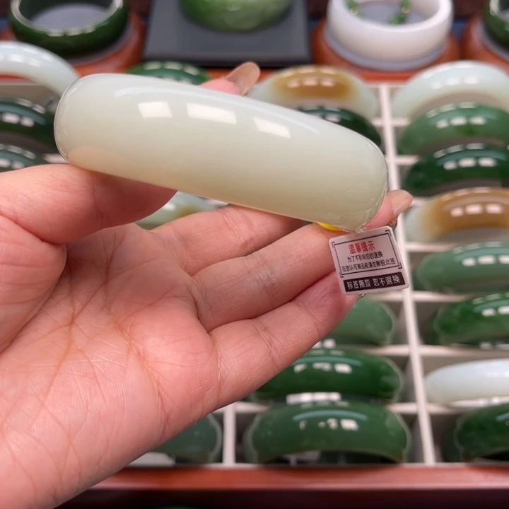 和田玉手镯未镶嵌展**翔
