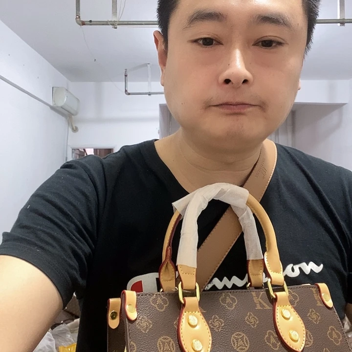 黄牛皮（革）鳄鱼皮（革）犏牛皮（革）