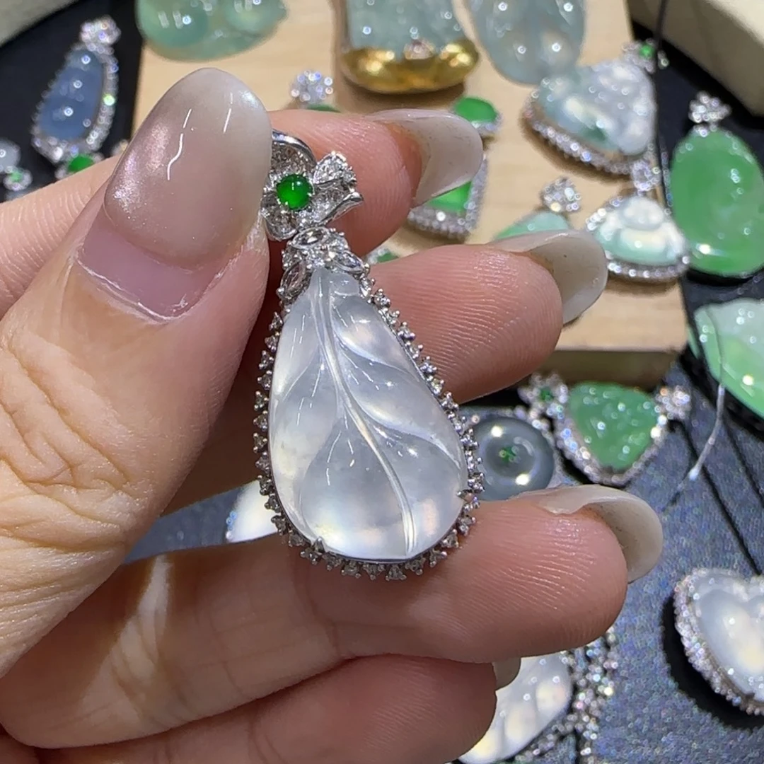 t***o翡翠18K金镶嵌颈饰精品