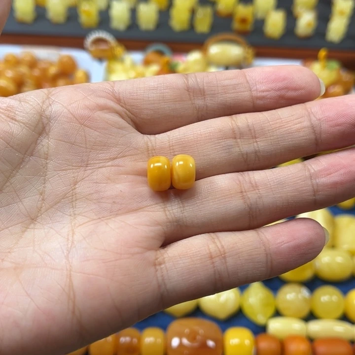 琥珀未镶嵌裸石卡9加老蜡墩一对微瑕漏