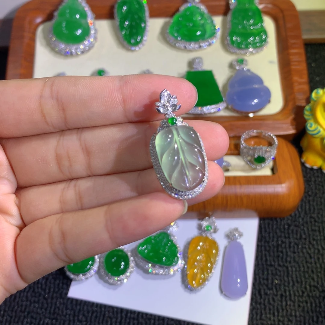 颈饰18K金镶嵌翡翠888888