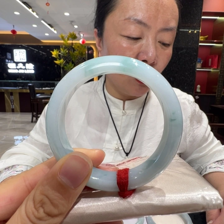 翡翠未镶嵌手镯牛奶底飘蓝花52.8