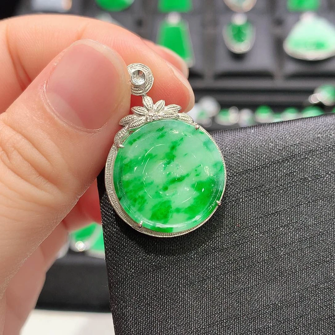 翡翠18K金镶嵌颈饰圆牌