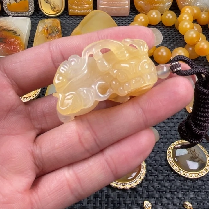 石英质玉（黄龙玉）未镶嵌颈饰