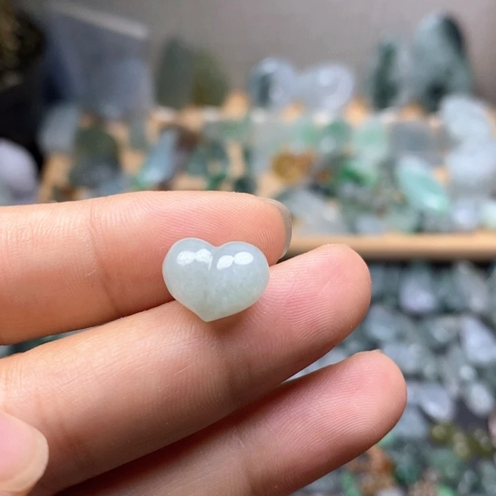 翡翠未镶嵌颈饰小屁桃