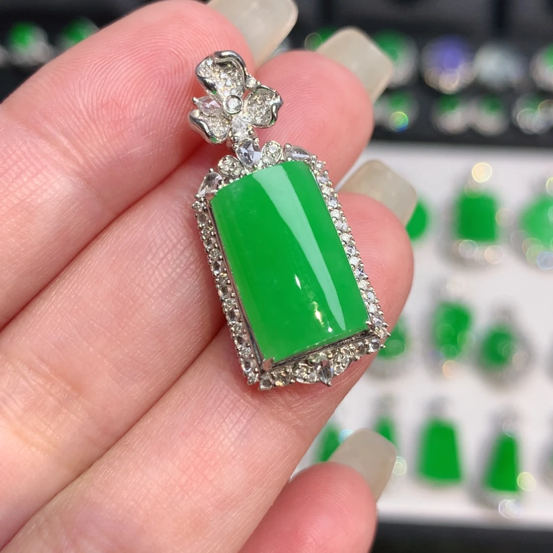 爆***酱翡翠18K金镶嵌颈饰