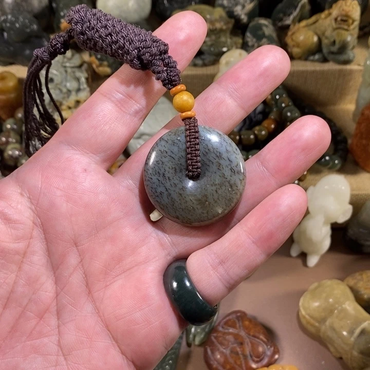 透闪石质玉未镶嵌挂件