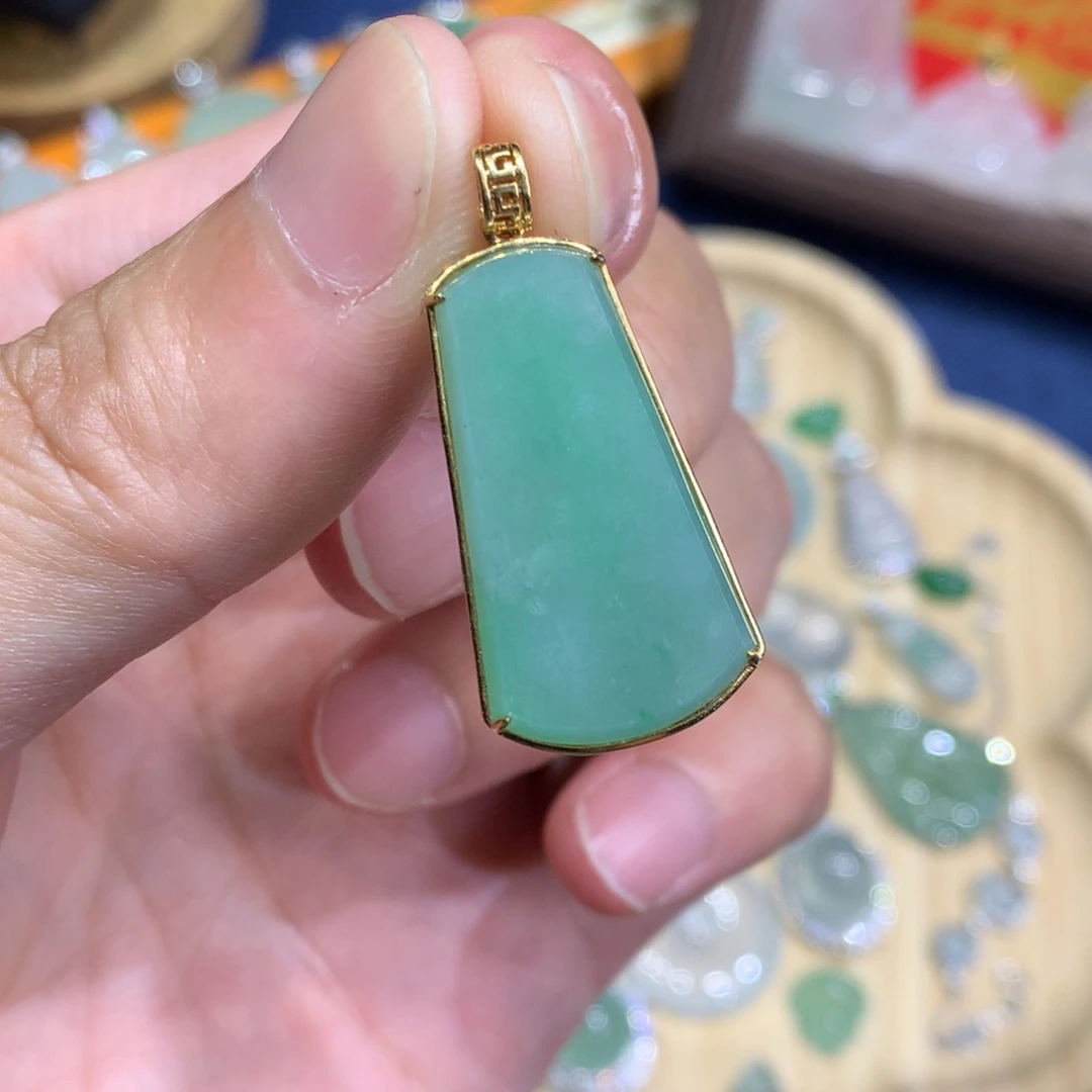 翡翠18K金镶嵌颈饰无事牌