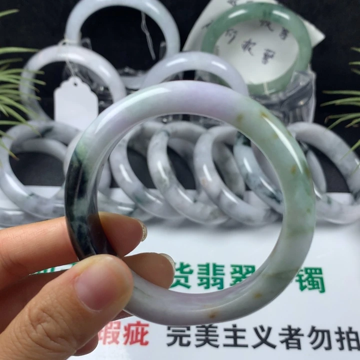 翡翠未镶嵌手镯8号。 52.5圈。   平头
