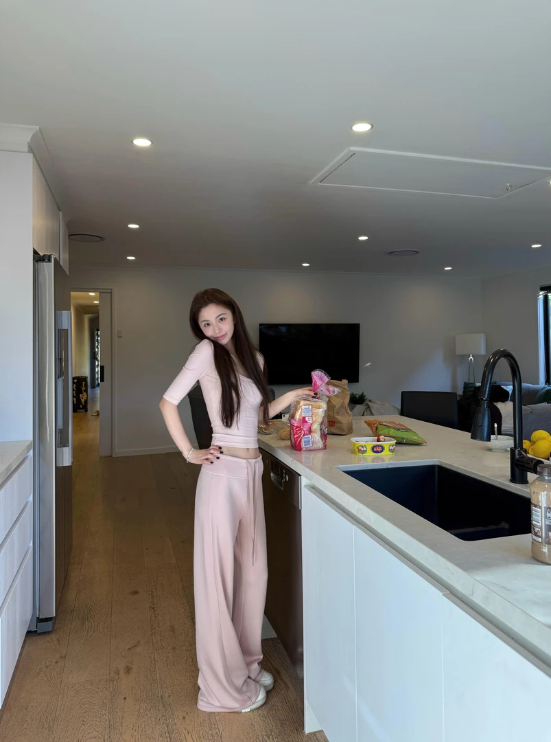 设计感辣妹气质T恤上衣女2025新款显瘦休闲裤套装