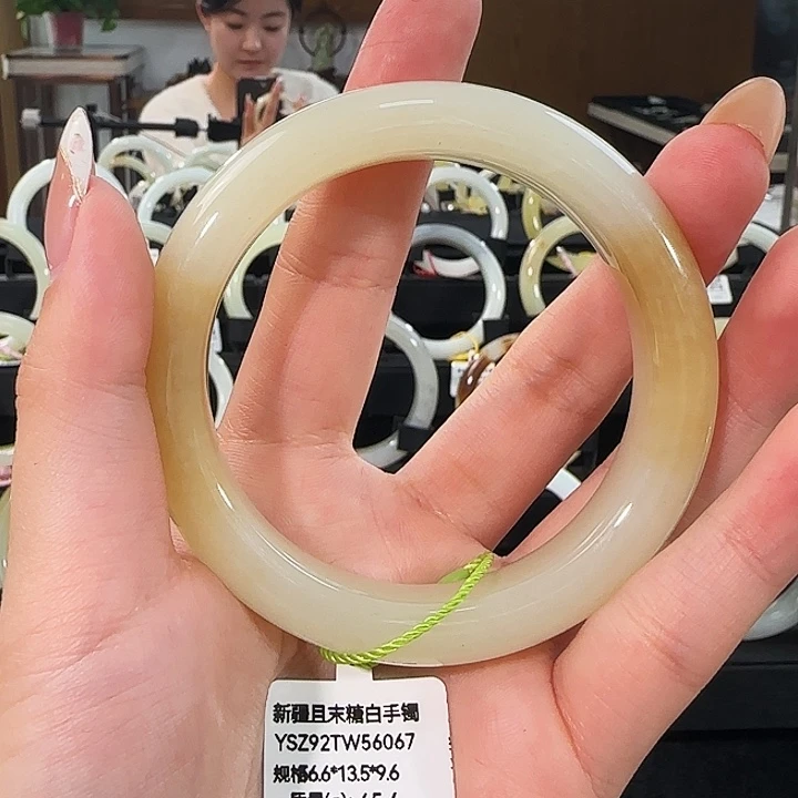 未镶嵌手镯和田玉且末糖白手镯56.6