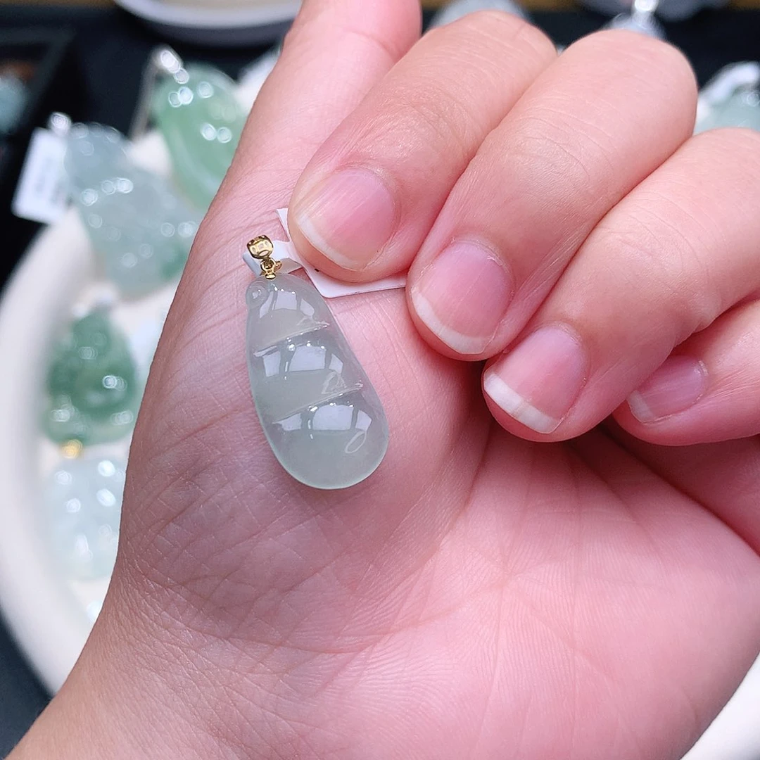 翡翠18K金镶嵌颈饰冰绿豆子