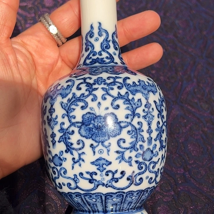 仿古底款缠枝莲瓶瓶