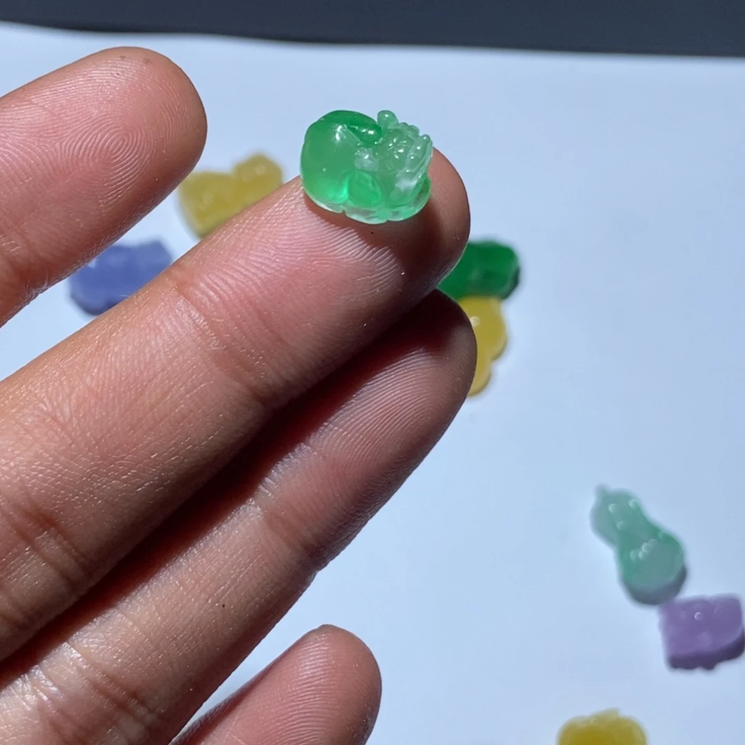 天***鹅翡翠未镶嵌颈饰吊坠