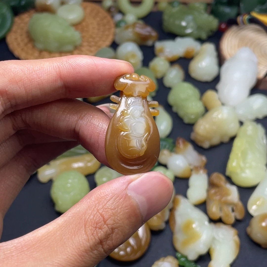 和田玉未镶嵌颈饰糖白琵琶吊坠