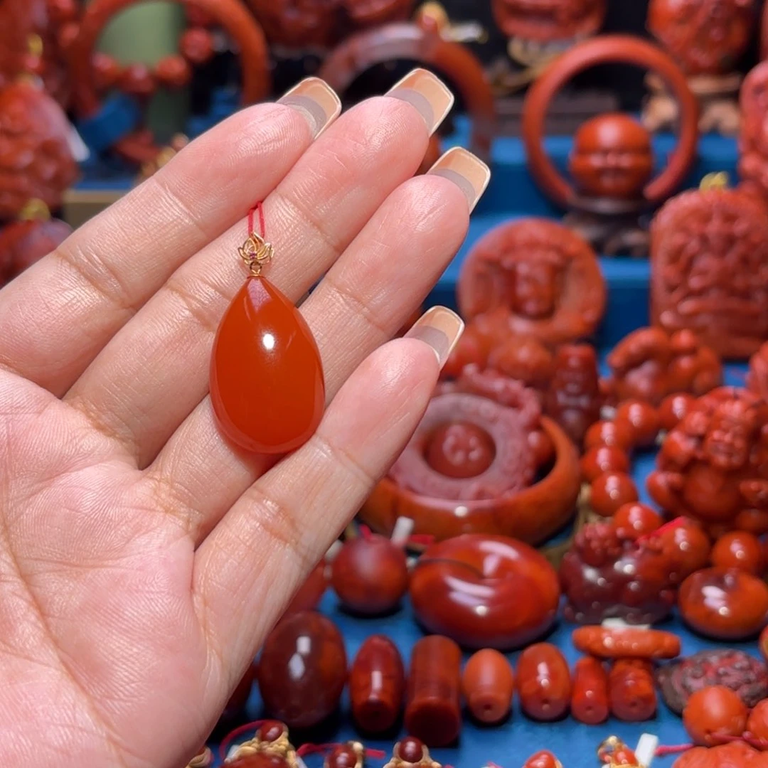 18K金镶嵌雕刻南红玛瑙