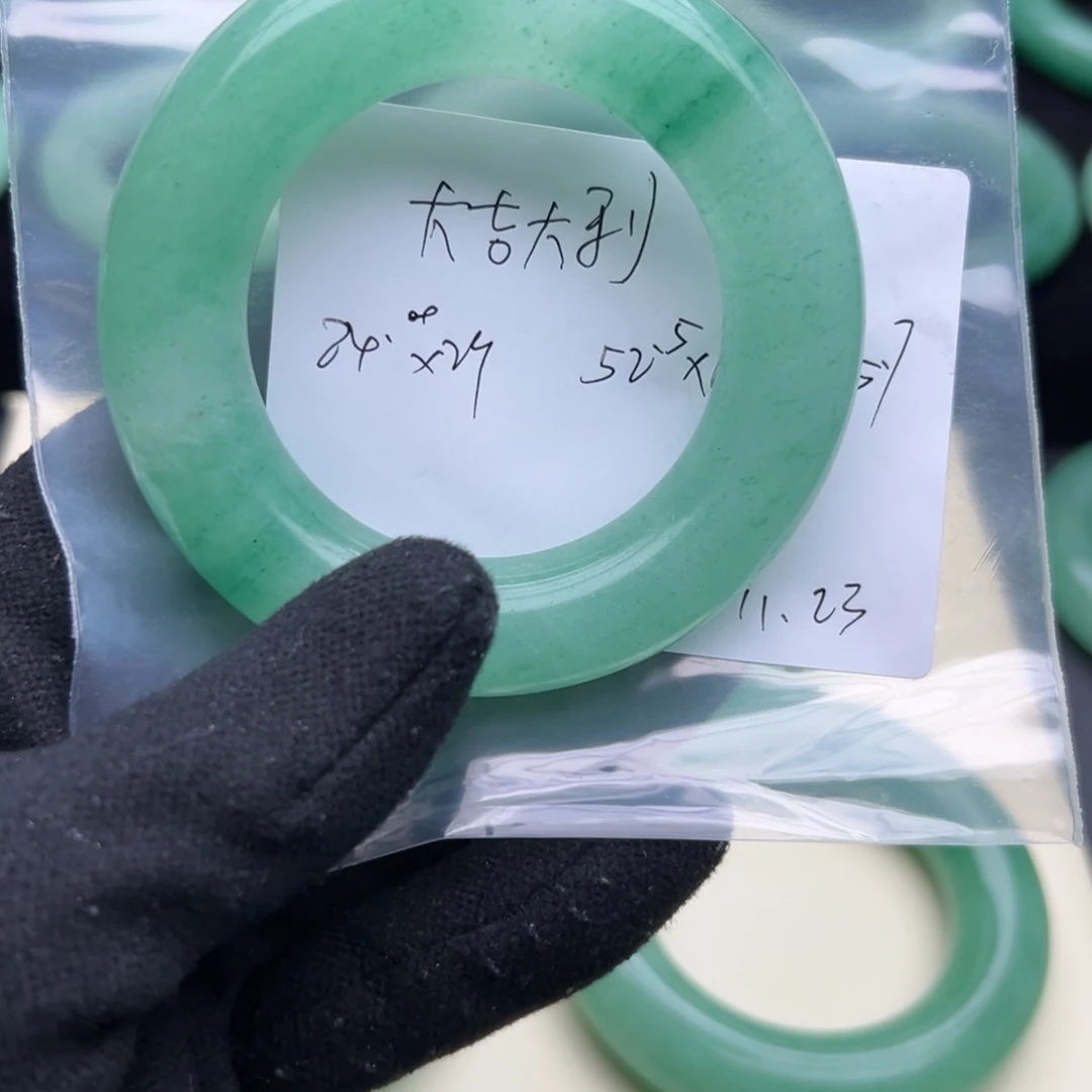 大***利石英岩玉未镶嵌手镯