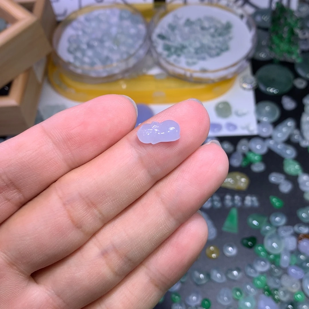 翡翠未镶嵌颈饰兔子