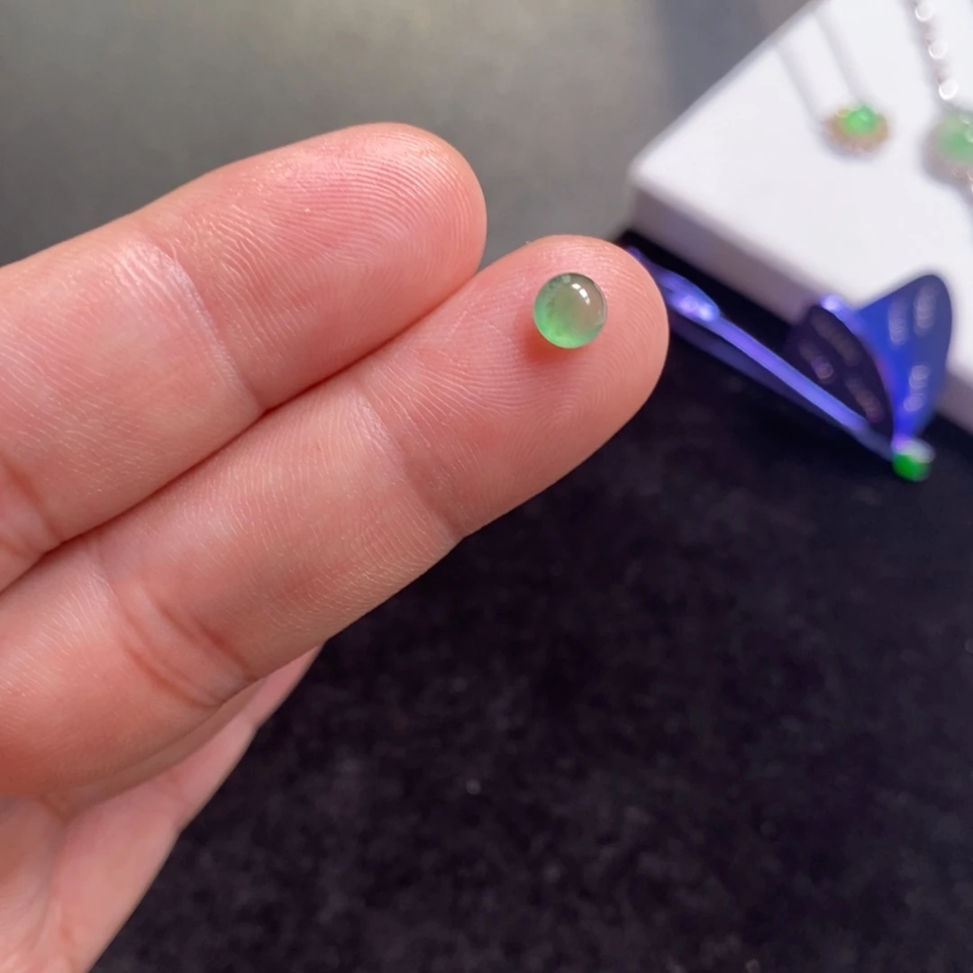 翡翠裸石高冰晴绿底蛋面