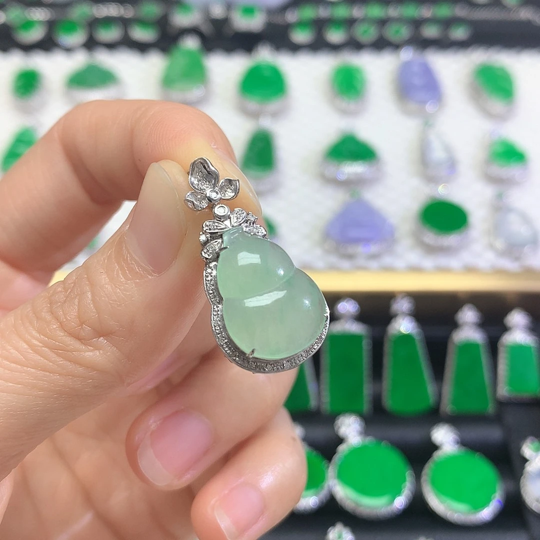 颈饰18K金镶嵌翡翠吊坠