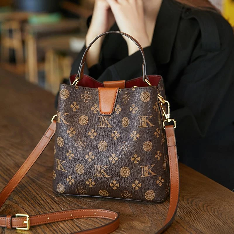 香港时尚手提水桶包包女2025秋秋新款潮女士时尚百搭单肩斜挎包小