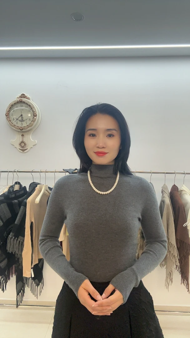 精纺纯色半高领羊毛衫