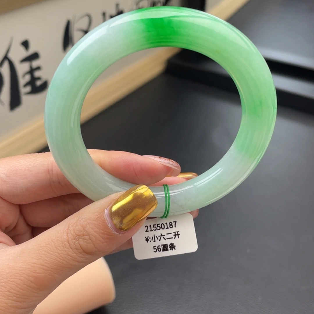 翡翠手镯未镶嵌一手圆条56阳绿