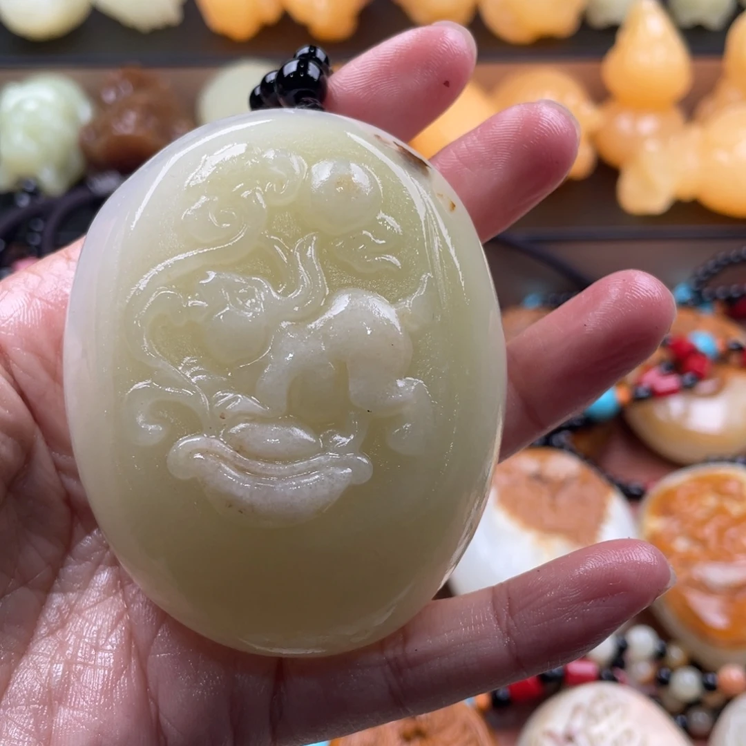 走***路石材古青石手把件