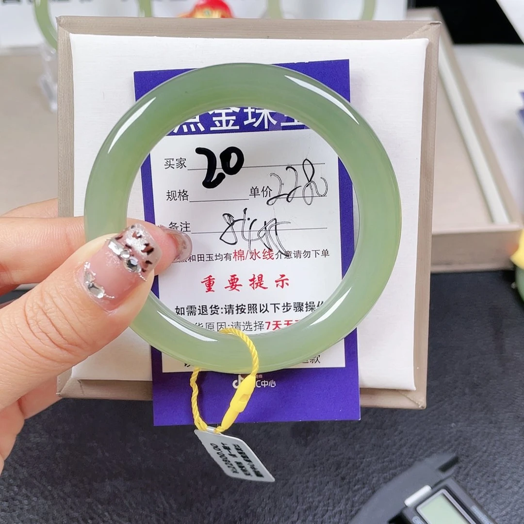 和田玉手镯未镶嵌