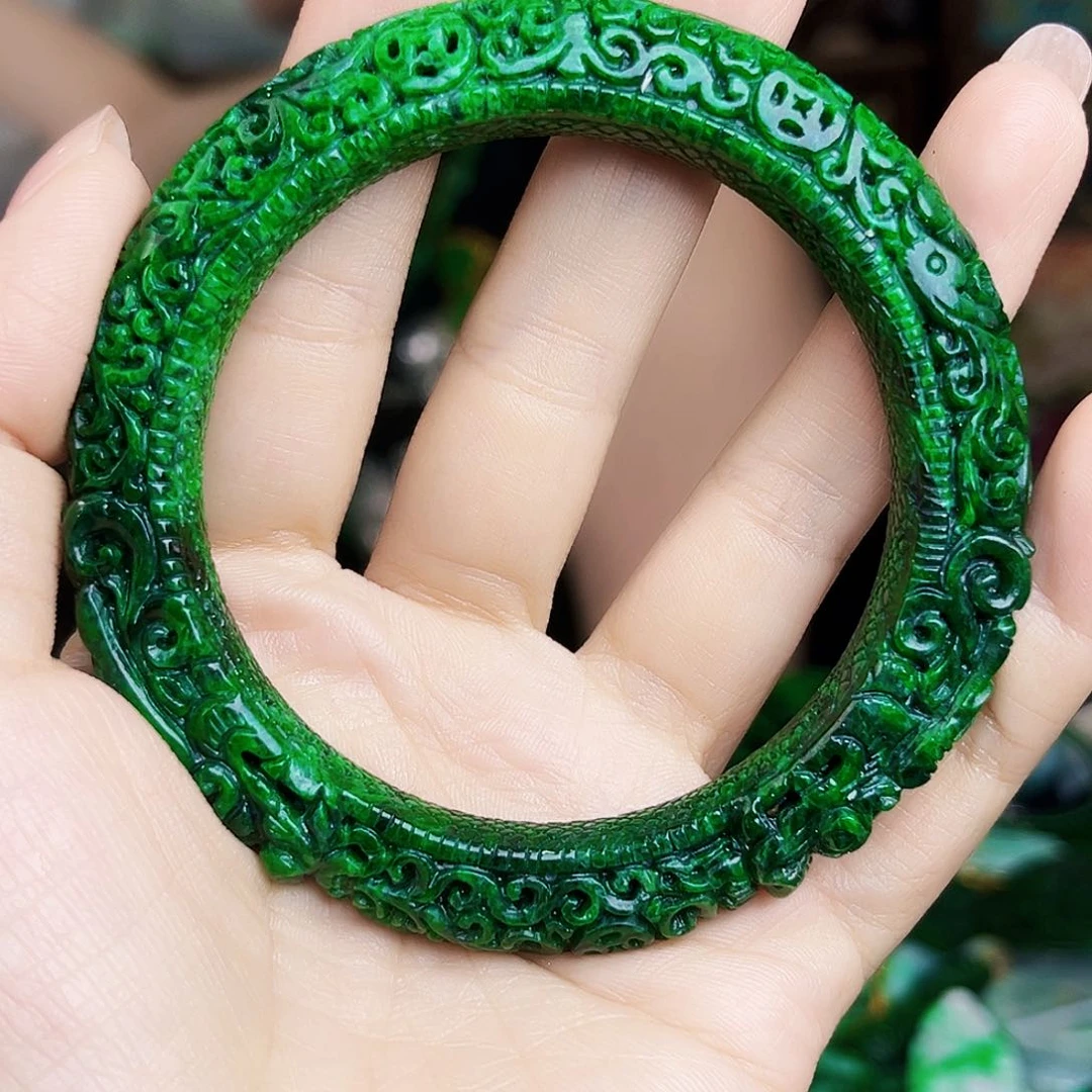 翡翠未镶嵌颈饰多样性