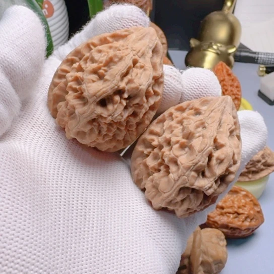 39尺十三陵鸡心文玩核桃