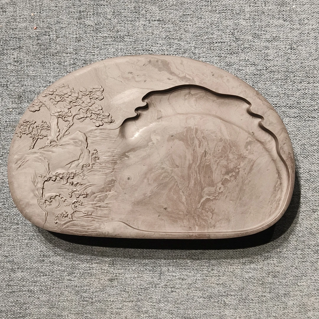 老坑洮砚，喇嘛崖老坑鸊鷉血薄意山水砚，尺寸19.6*12.6*3厘米