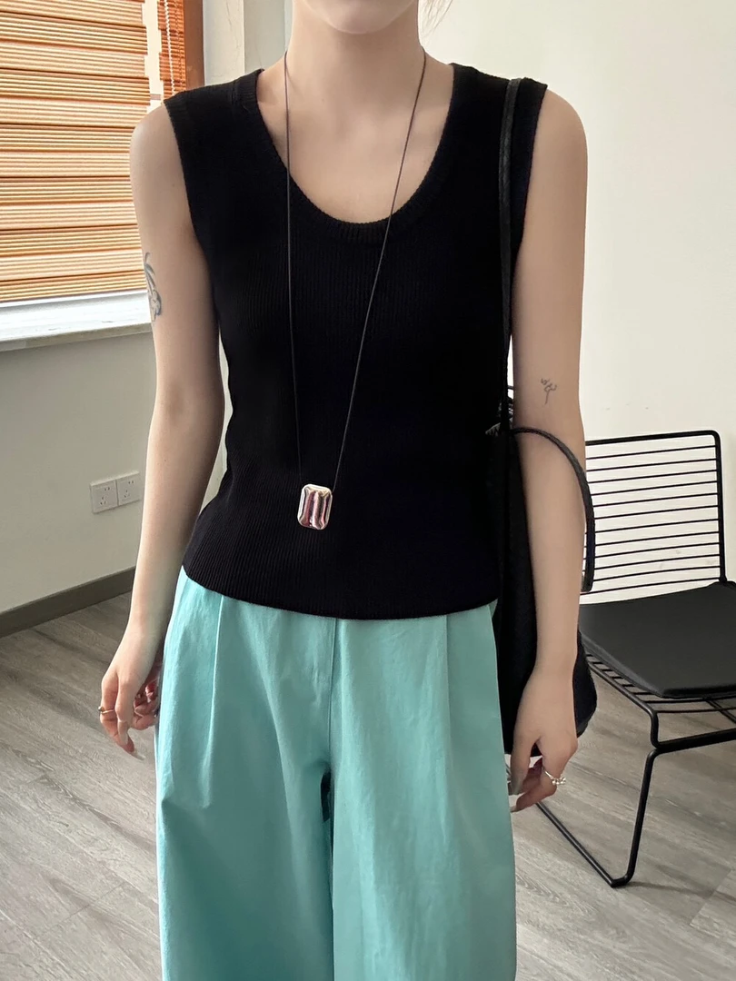 时髦极简U领设计款背心 好看一夏！