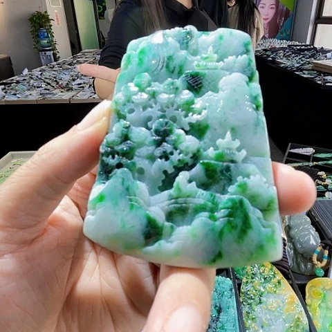 翡翠未镶嵌颈饰一个