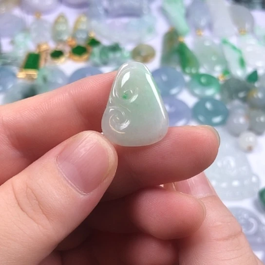 翡翠未镶嵌颈饰如意