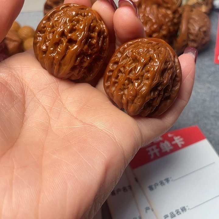 文玩核桃吊坠白狮子