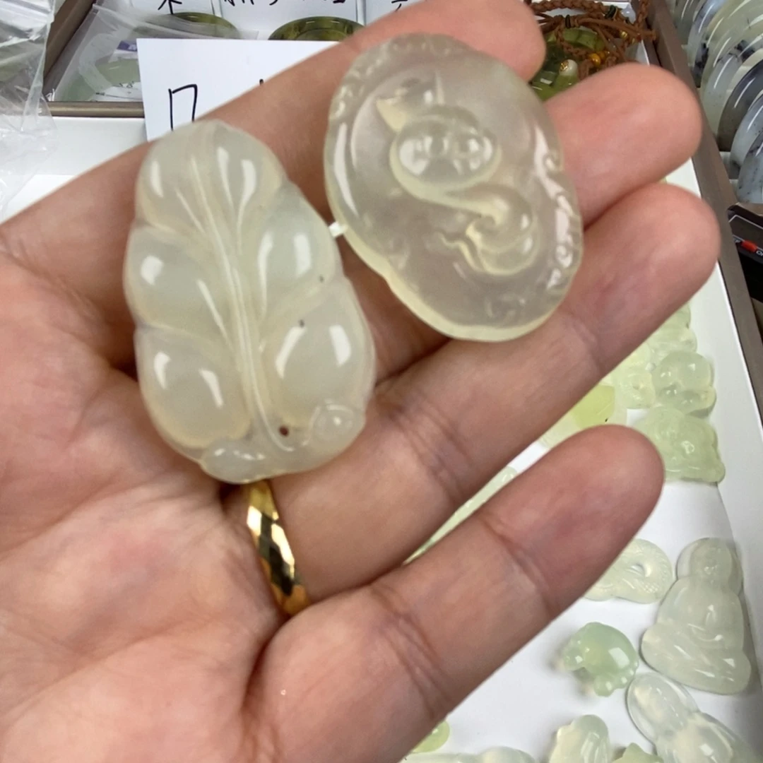 加***钱未镶嵌蛇纹石玉颈饰