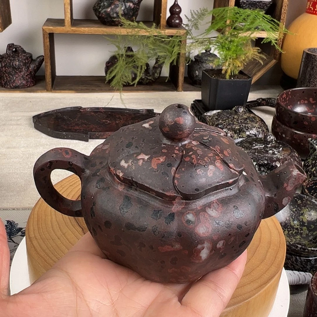 梅花玉微瑕花瓣壶