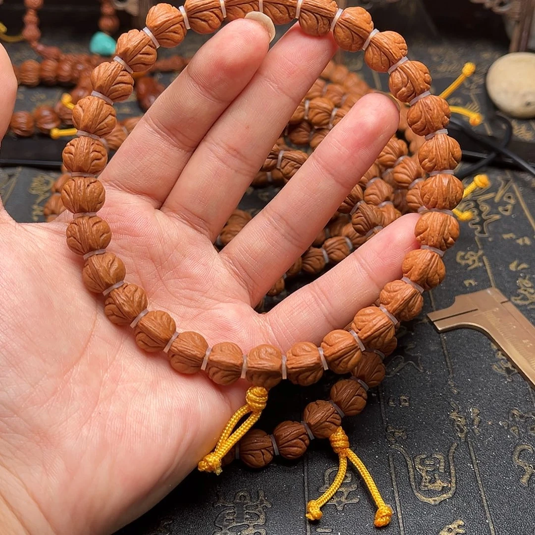 吊坠桃核玉龙手持