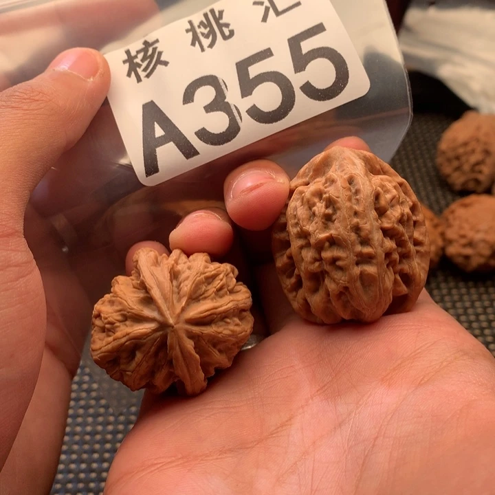 文玩核桃吊坠红锦鲤