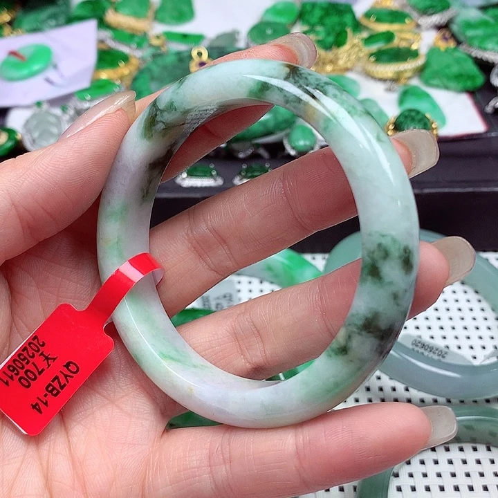 翡翠手镯未镶嵌翡翠
