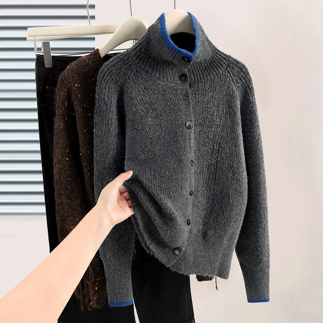 丝柏舍2025冬装新款女装立领长袖宽松撞色单排扣毛衣S54S0001M